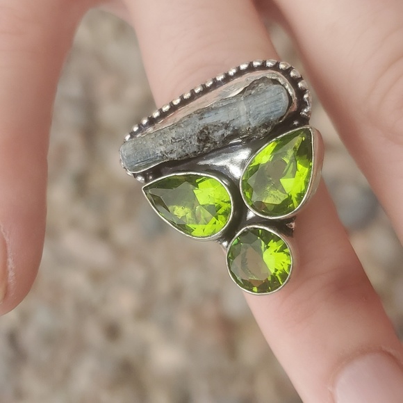 New Rough Kyanite & Peridot 925 Silver Statement Ring. - Picture 13 of 14